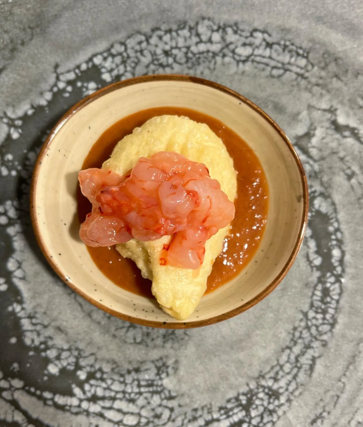 Crudo di mare servito su crema