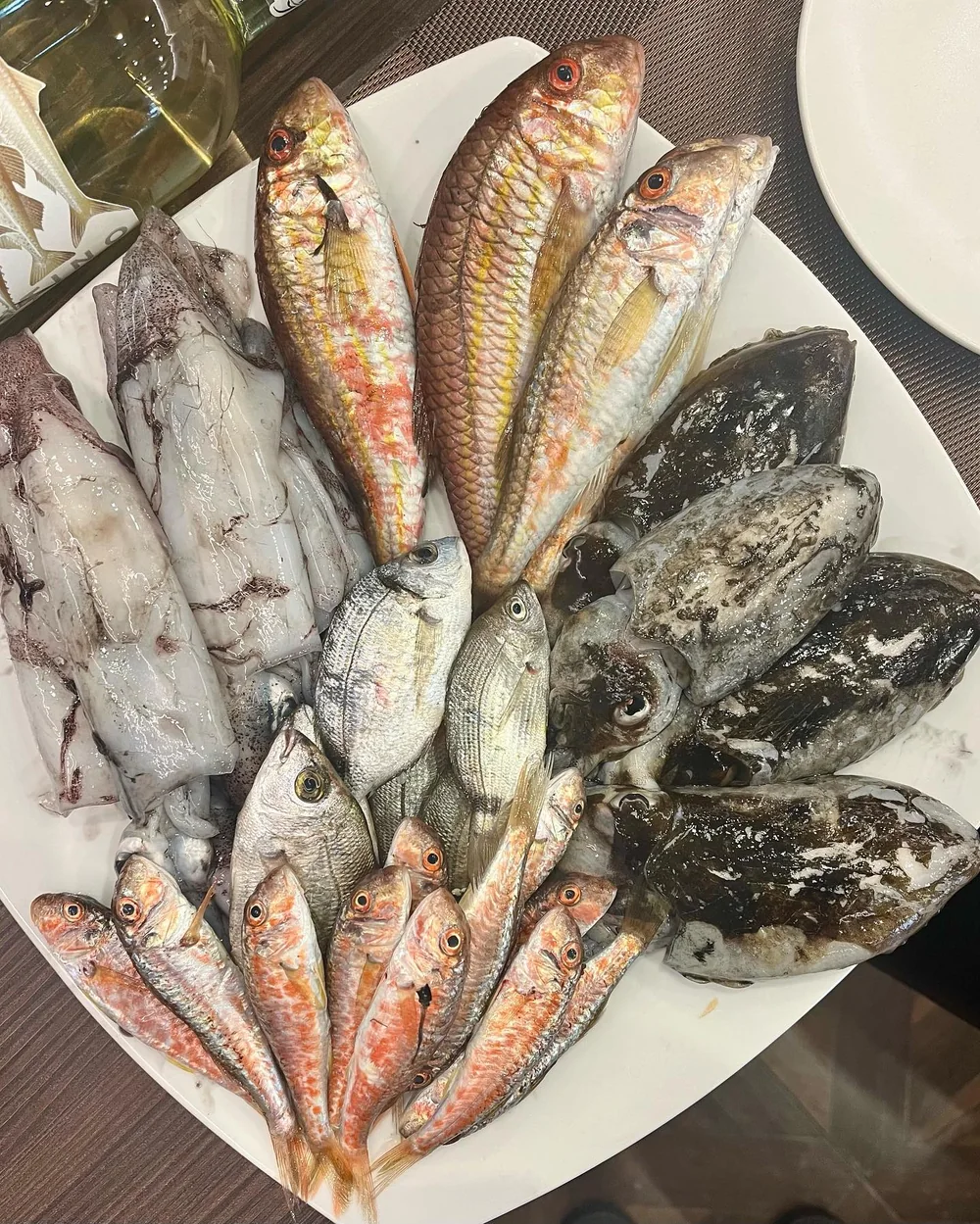 Selezione di pesce fresco e crostacei