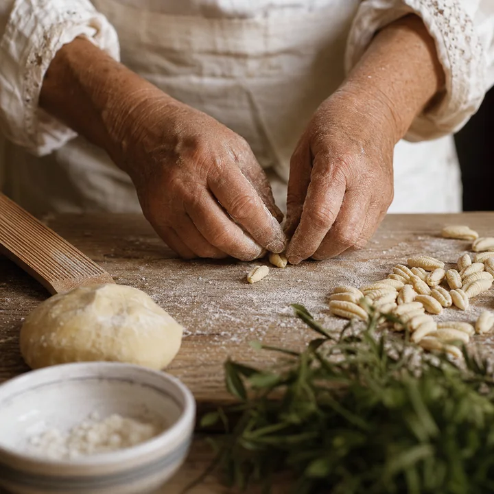 Le mani al lavoro nella cucina di famiglia